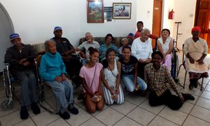 Mej Fees en gevolg skop af